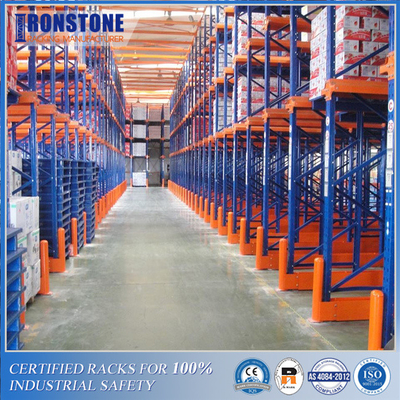 Ổ đĩa bền trong giá đỡ pallet với các sản phẩm đồng nhất trong cửa hàng