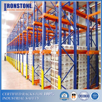 Ổ đĩa bền trong giá đỡ pallet với các sản phẩm đồng nhất trong cửa hàng